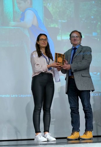 Chiara Di Vizio del Comitato Organizzatore consegna il Premio Miglior Regia del Concorso Ufficiale al Consolo Onorario del Messico G. Bertogli